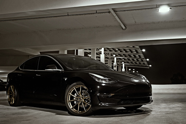 Фото дисков Savini SV-F4 Глянцевая бронза на Tesla Model 3