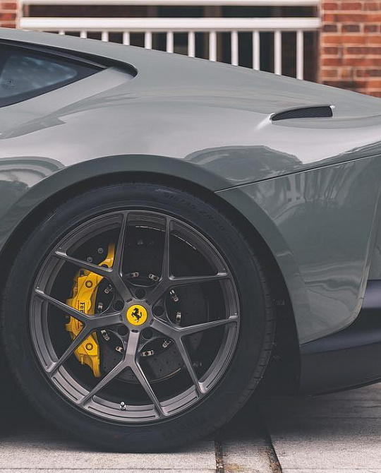 Фото дисков PF7 Сатиновый темный лак на Ferrari 812
