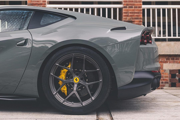 Фото дисков Brixton Forged PF7 Сатиновый темный лак на Ferrari 812