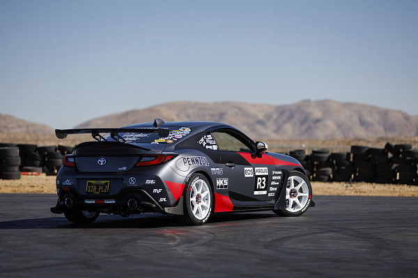 Фото дисков Motegi Racing MR154 BATTLE Белый глянец на Toyota GR86