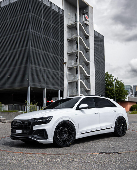 Фото дисков ST3 Черный глянец на Audi Q8