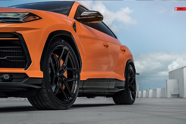 Фото дисков Anrky S1-X4 Черный глянец на Lamborghini Urus