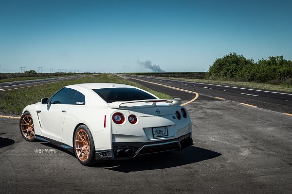 Фото дисков Strasse Wheels SM5R Deep Concave Monoblock Сатиновая бронза на Nissan GT-R