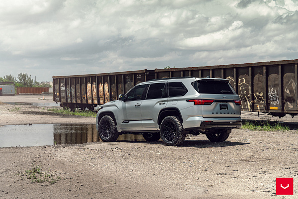 Фото дисков Vossen HF6-5 Черный глянец на Toyota Sequoia III