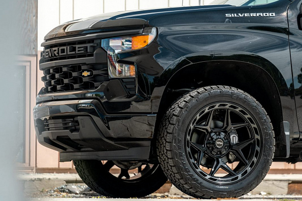 Фото дисков 4PLAY 4P55 Черный глянец на Chevrolet Silverado IV