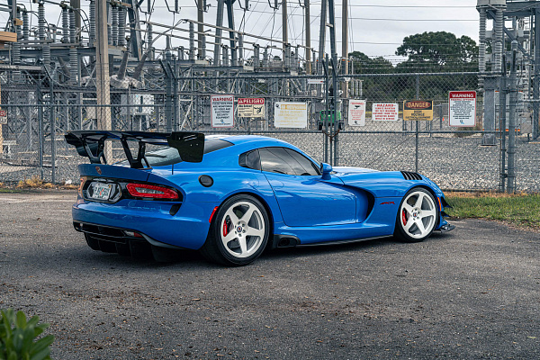 Фото дисков HRE 305M Белый глянец на Dodge Viper