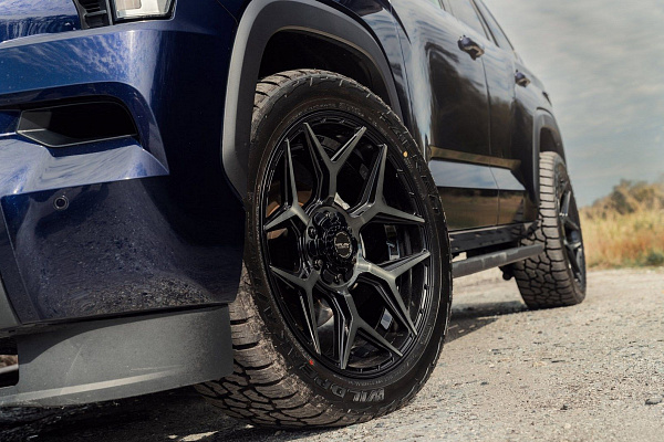 Фото дисков 4PLAY 4P06 Черный глянец на Toyota Sequoia III