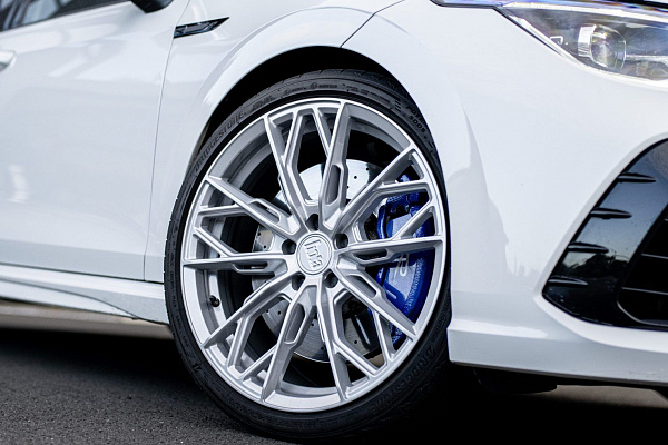 Фото дисков Bola FLS Сатиновый лак на Volkswagen Golf VIII