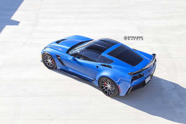 Фото дисков Strasse Wheels SM7 Deep Concave Сатиновый темный лак на Chevrolet Corvette C7
