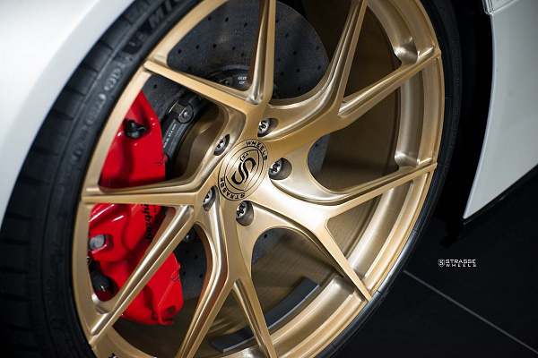Фото дисков Strasse Wheels SM5RT Deep Concave Monoblock Сатиновое золото на Lamborghini Huracan