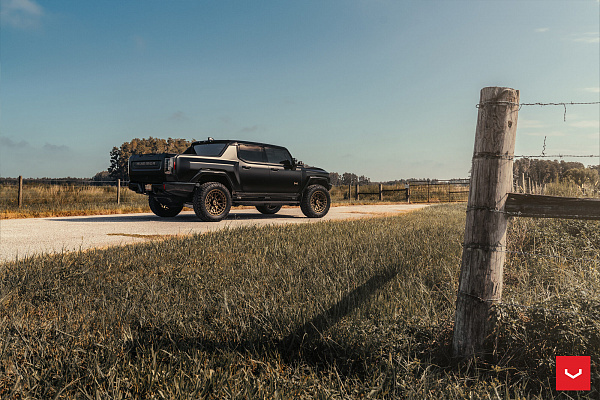 Фото дисков Vossen HFX-1 (8-Lug) Сатиновая бронза на GMC Hummer EV
