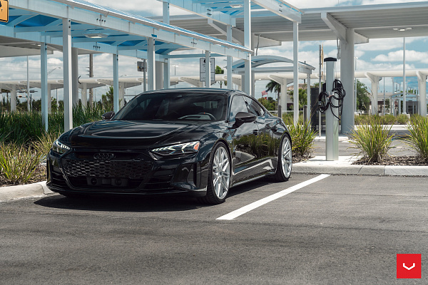 Фото дисков Vossen HF-7 Серебро на Audi E-tron GT