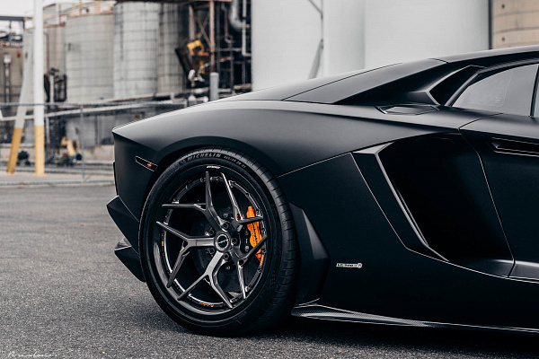 Фото дисков Brixton Forged PF5 Глянцевый темный лак на Lamborghini Aventador