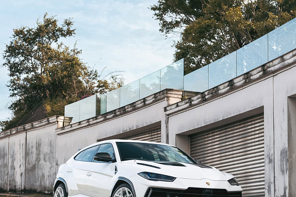 Фото дисков Brixton Forged MW03 Белый глянец на Lamborghini Urus