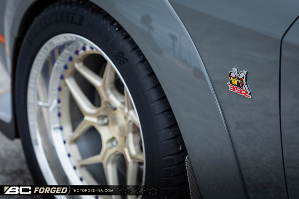Фото дисков BC Forged LE53 // MLE53 Глянцевая шампань на Dodge Challenger III