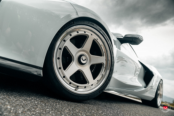 Фото дисков Vossen GEN-01 (3-Piece) Сатиновый лак на Chevrolet Corvette C8