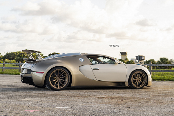 Фото дисков Strasse Wheels SV5 Deep Concave Duoblock Сатиновая бронза на Bugatti Veyron