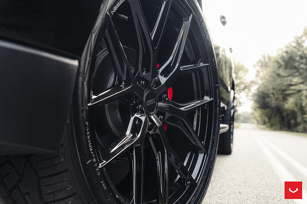 Фото дисков Vossen HF6-4 Черный глянец на Chevrolet Tahoe V