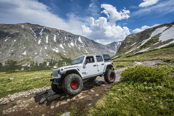 Фото дисков Black Rhino PRIMM Красный глянец на Jeep Wrangler IV (JL)