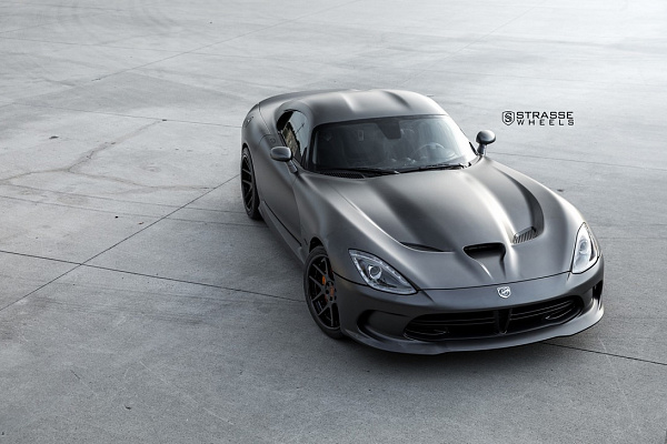Фото дисков Strasse Wheels SM5 Deep Concave Черный глянец на Dodge Viper