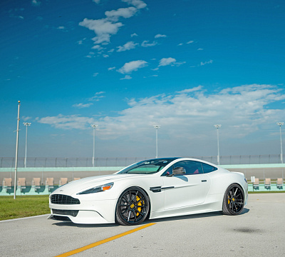 Фото дисков Strasse Wheels R10 Deep Concave FS на Aston Martin Vanquish 2
