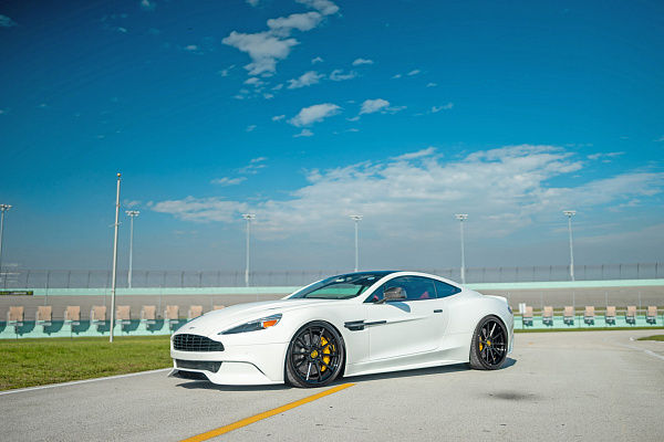 Фото дисков Strasse Wheels R10 Deep Concave FS Черный глянец на Aston Martin Vanquish 2