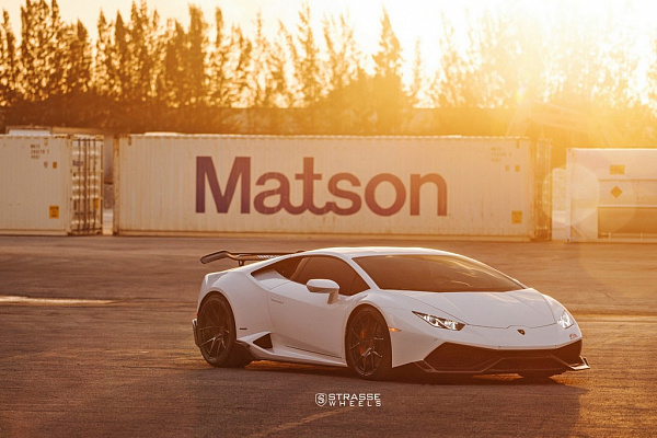 Фото дисков Strasse Wheels SM5R Deep Concave Monoblock Черный глянец на Lamborghini Huracan