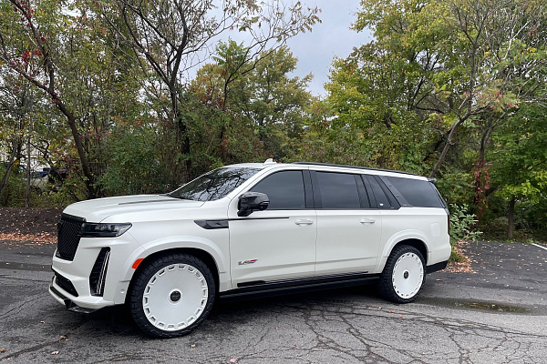 Фото дисков Giovanna Dicotto Белый сатин на Cadillac Escalade V