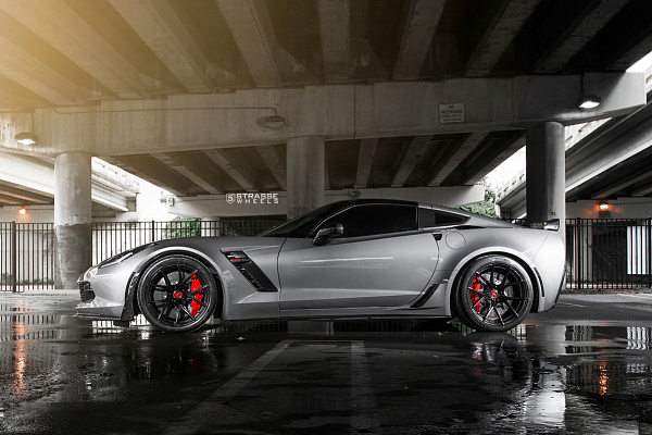 Фото дисков Strasse Wheels SM5R Deep Concave Monoblock Черный глянец на Chevrolet Corvette C7