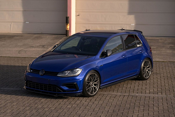 Фото дисков Bola B17 Сатиновый графит на Volkswagen Golf VII