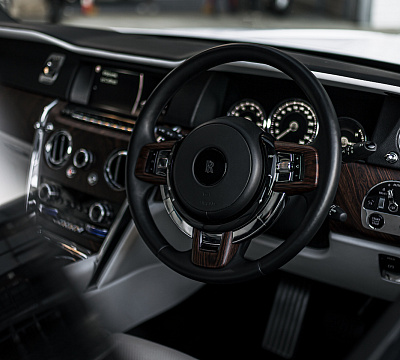Фото дисков Strasse Wheels SV20M Deep Concave Duoblock RR на Rolls-Royce Cullinan