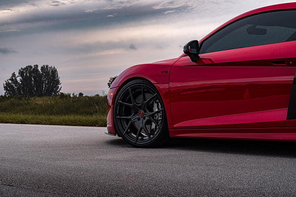 Фото дисков Strasse Wheels SM5R Deep Concave Duoblock Черный глянец на Audi R8 (4S)