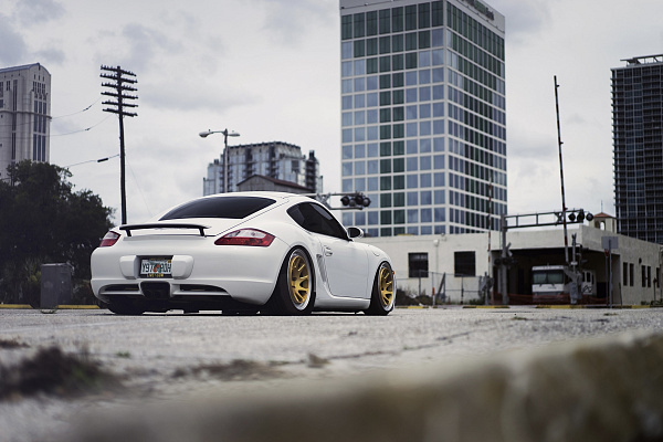 Фото дисков Rotiform OZT Сатиновое золото на Porsche Cayman I