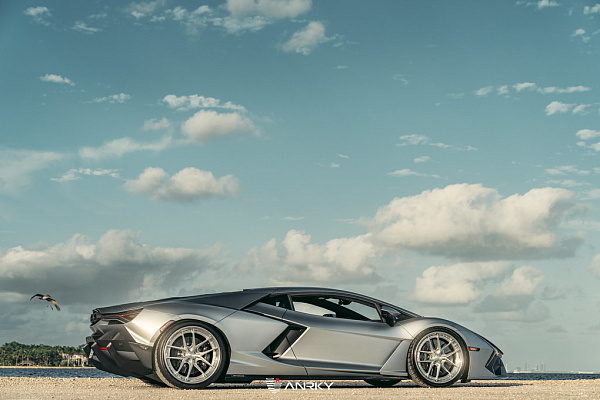 Фото дисков Anrky XR-301 Глянцевый лак на Lamborghini Revuelto