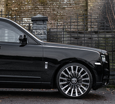 Фото дисков Kahn Type 61 на Rolls-Royce Cullinan