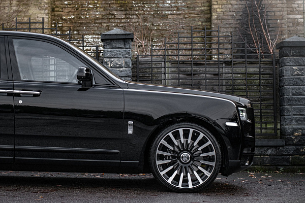 Фото дисков Kahn Type 61  на Rolls-Royce Cullinan