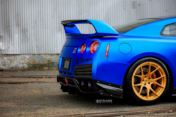 Фото дисков Strasse Wheels SM5R Deep Concave Monoblock Сатиновое золото на Nissan GT-R