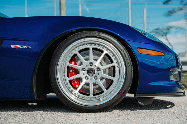 Фото дисков Strasse Wheels R10 Track Глянцевый лак на Chevrolet Corvette C6