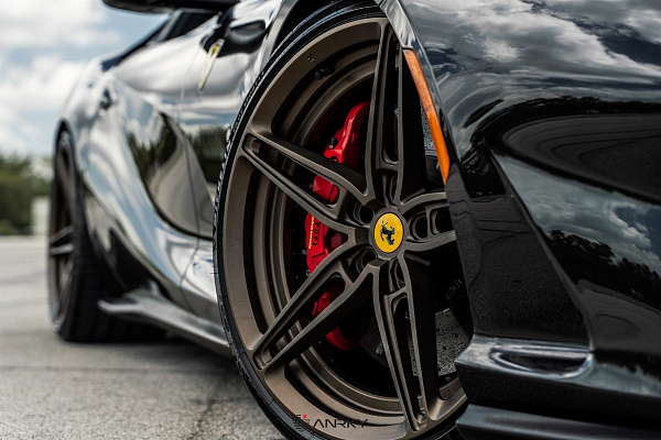 Фото дисков Anrky AN27 Сатиновая темная бронза на Ferrari 812