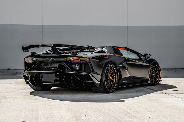 Фото дисков Anrky AN30 Глянцевая бронза на Lamborghini Aventador