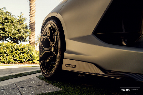 Фото дисков NOVITEC NL5 Черный глянец на Lamborghini Revuelto
