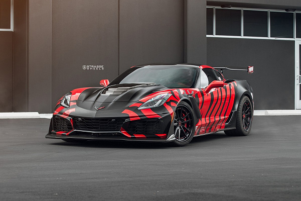 Фото дисков Strasse Wheels SV1 Deep Concave FS Черный глянец на Chevrolet Corvette C7