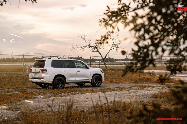 Фото дисков Anrky AN35 Черный сатин на Toyota Land Cruiser 300
