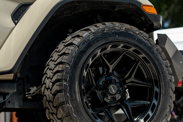 Фото дисков 4PLAY 4P55 Черный глянец на Jeep Gladiator II (JT)