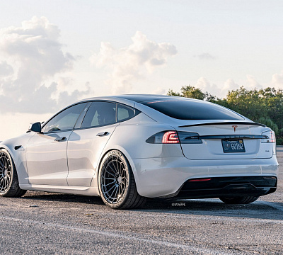 Фото дисков Strasse Wheels SV15FF Deep Concave Duoblock на Tesla Model S