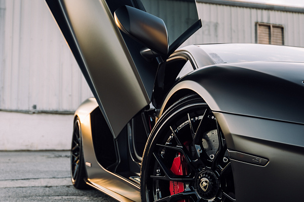 Фото дисков Brixton Forged PF10 Черный глянец на Lamborghini Aventador