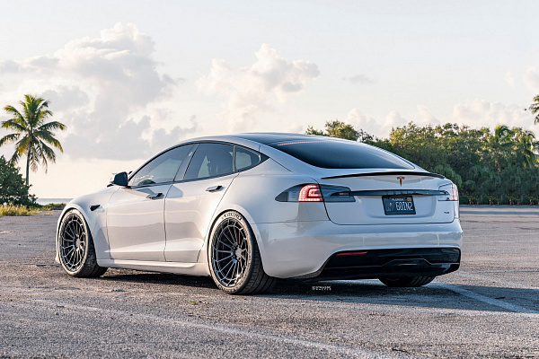 Фото дисков Strasse Wheels SV15FF Deep Concave Duoblock Черный глянец на Tesla Model S