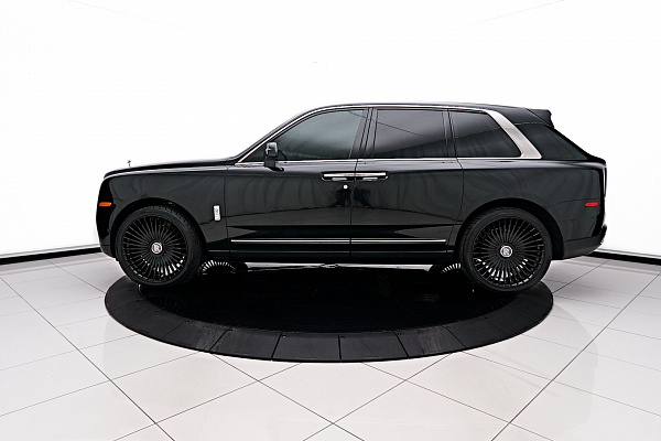 Фото дисков Giovanna Tulum Черный глянец на Rolls-Royce Cullinan