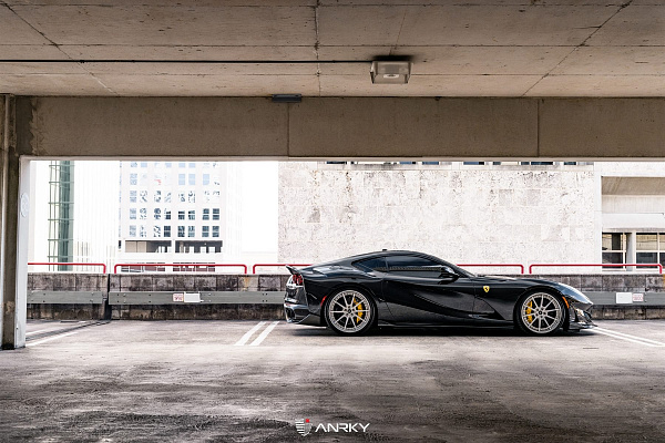 Фото дисков Anrky AN38 Глянцевый лак на Ferrari 812
