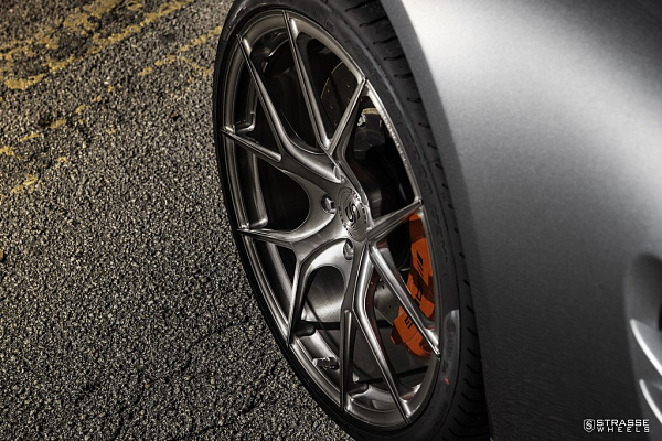 Фото дисков Strasse Wheels SM5R Deep Concave Monoblock Сатиновый темный лак на Mercedes-Benz AMG GT I